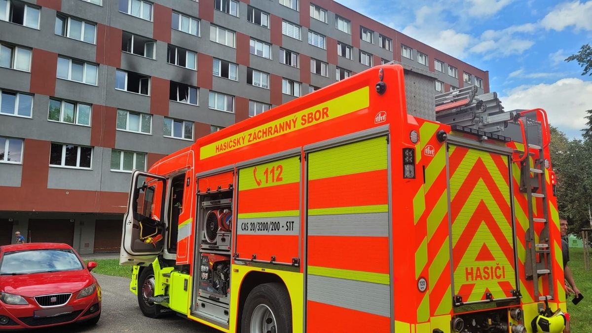 Hasiči zachraňovali ženu z hořícího hotelového domu v Ostravě, dalších pět lidí evakuovali